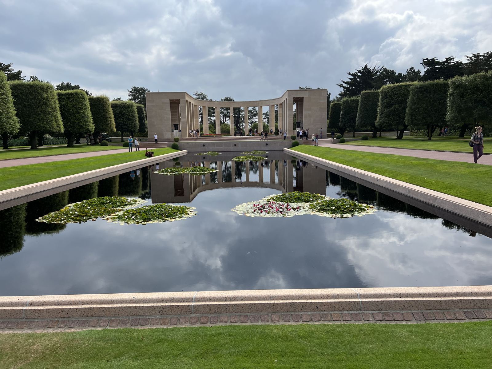 El memorial del Cementerio Americano de Normandía reflejado en el espejo de agua