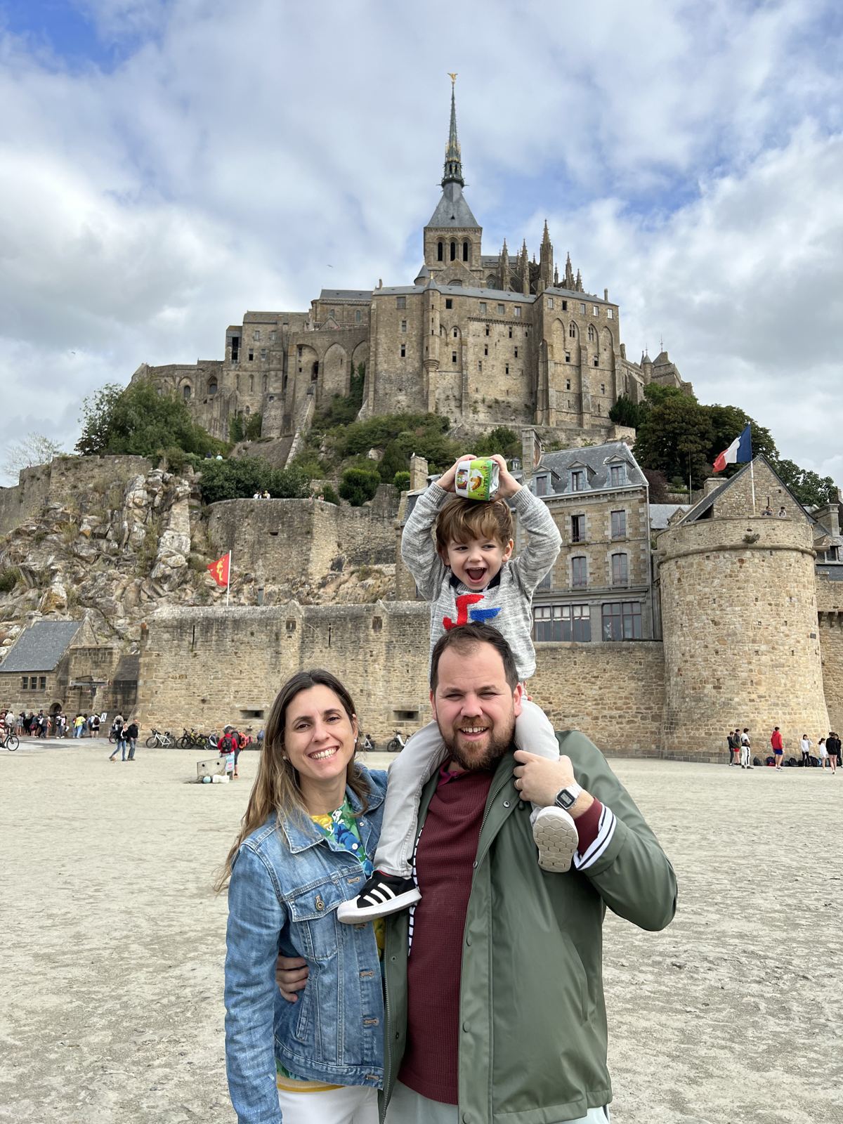 La familia frente al Mont Saint-Michel, con Vicente a upa