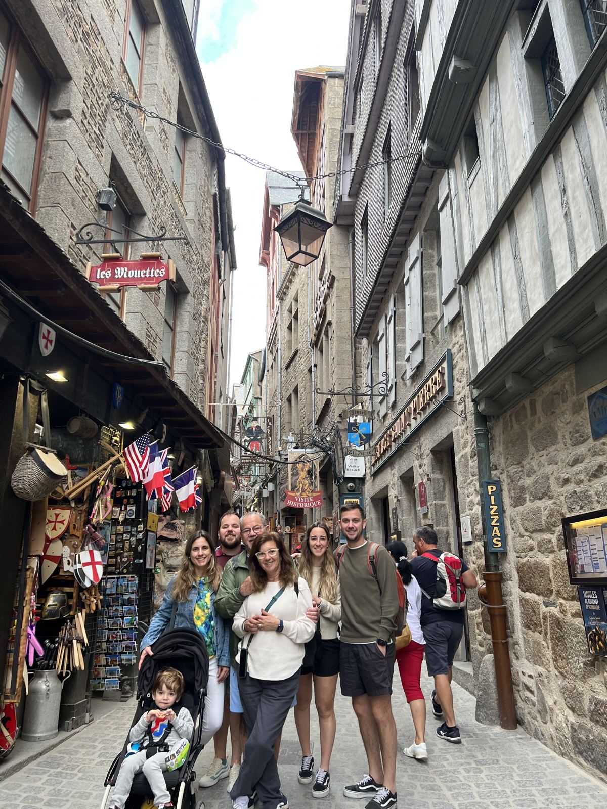 La Grande Rue del Mont Saint-Michel llena de gente