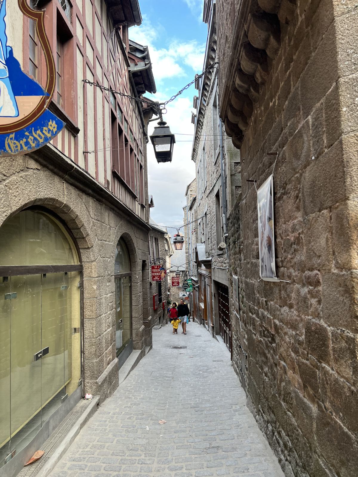 La Grande Rue del Mont Saint-Michel completamente vacía