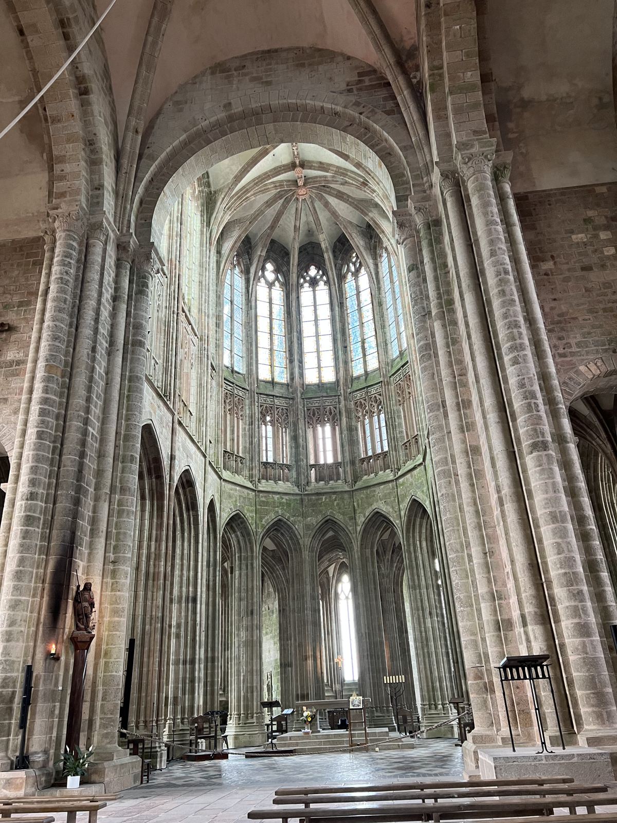 Interior de la iglesia abacial del Mont Saint-Michel, con el coro gótico